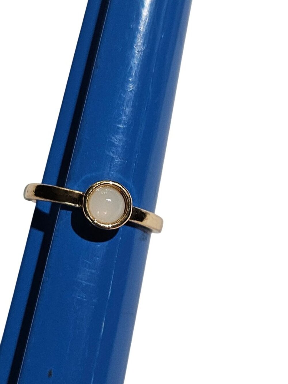 Goldtone Ring White Circle Cabochon Size 7.25